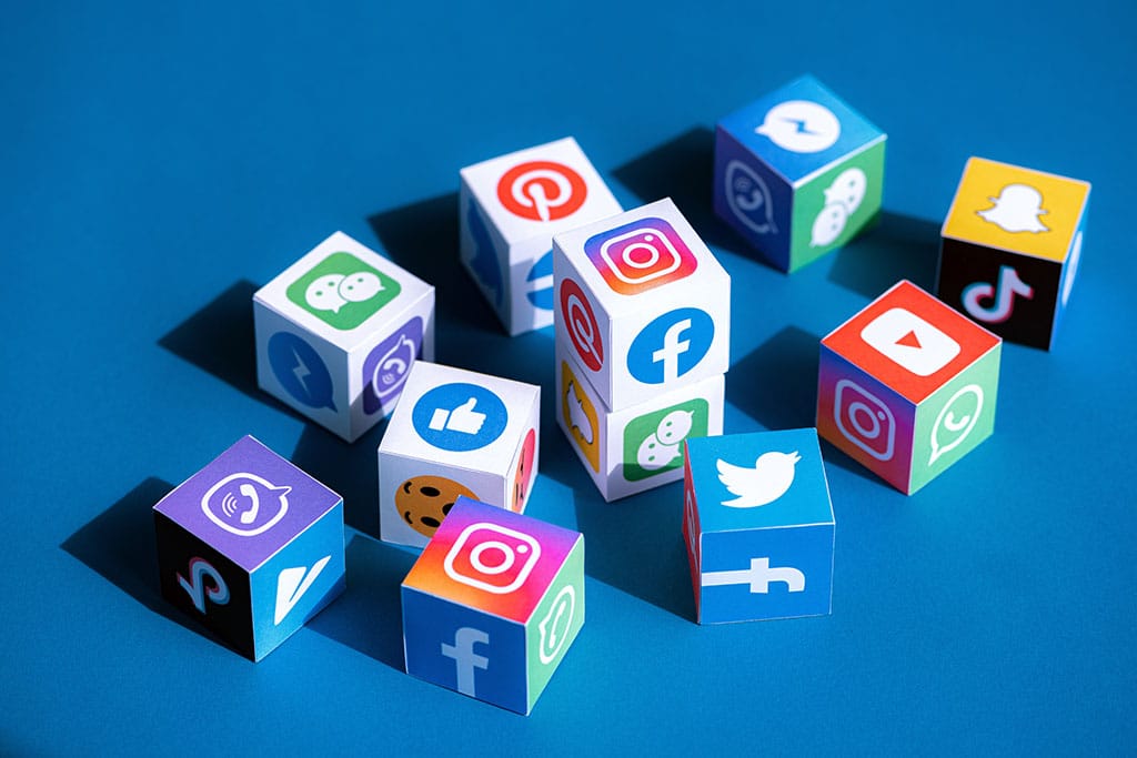 Comment les PME peuvent-elles tirer parti des réseaux sociaux pour améliorer leur présence en ligne ?